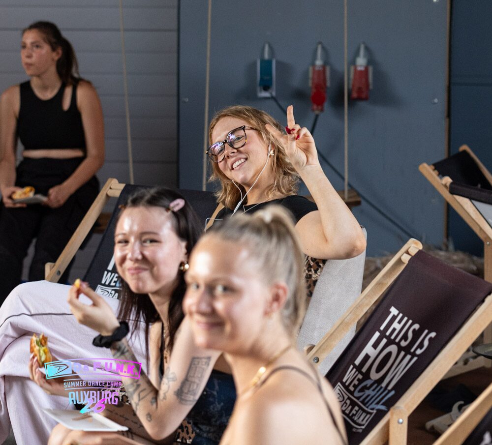 Teilnehmerinnen entspannen in Liegest&uuml;hlen in der DA F.U.N.K. Chill Lounge
