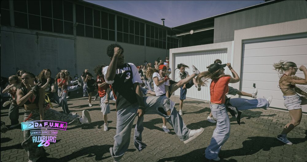 Gro&szlig;e Tanzgruppe beim Summer Dance Camp 2026 im Hof der DA F.U.N.K. Studios in Augsburg